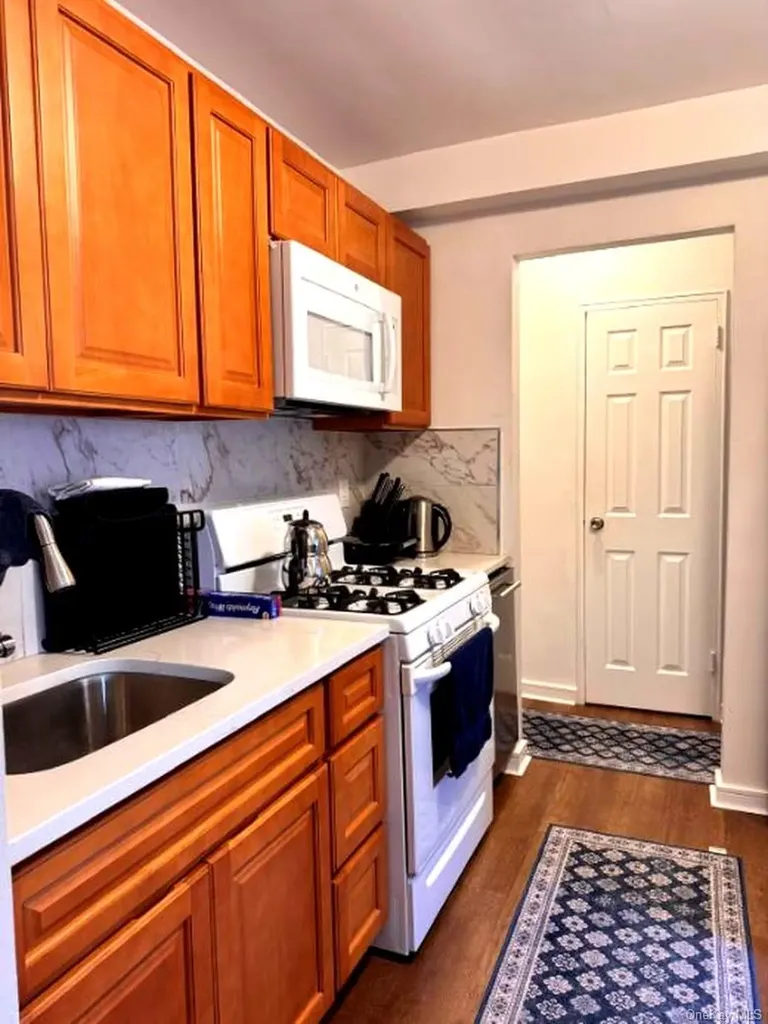 4320 Van Cortlandt Park E Bronx NY 10470
