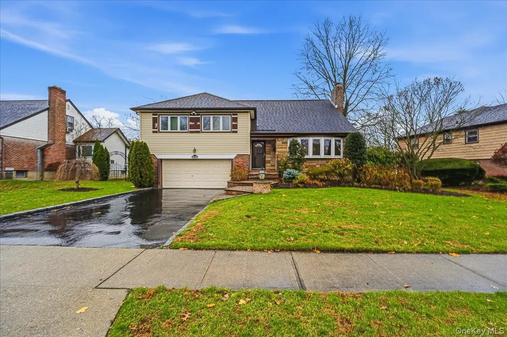 816 Pepperidge Road Westbury NY 11590