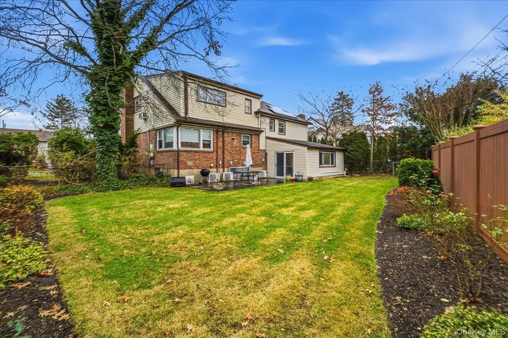 816 Pepperidge Road Westbury NY 11590