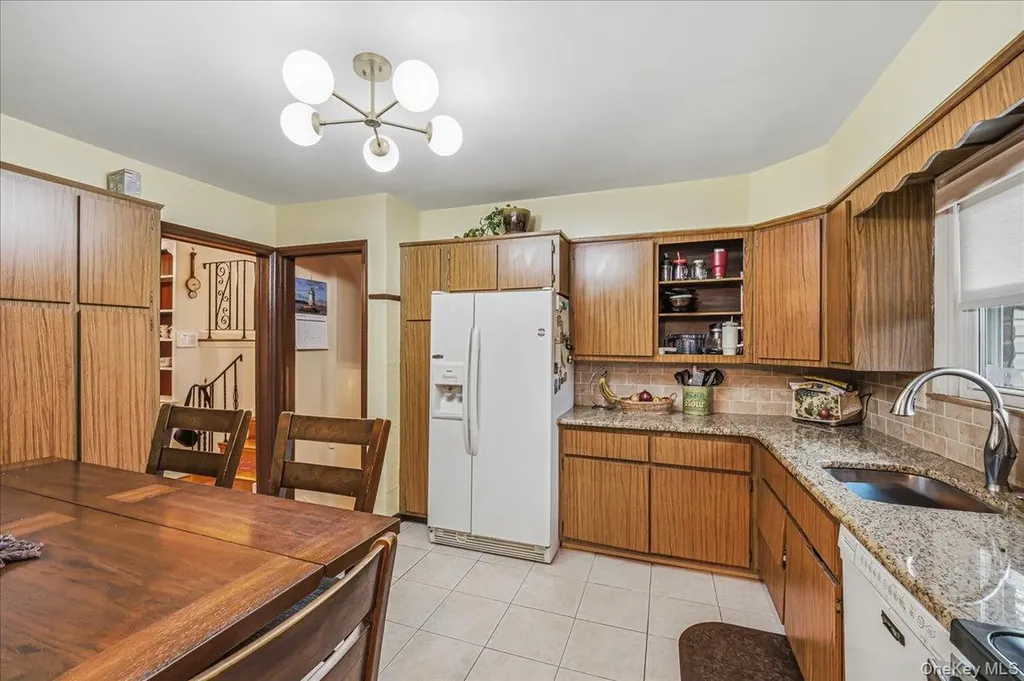816 Pepperidge Road Westbury NY 11590