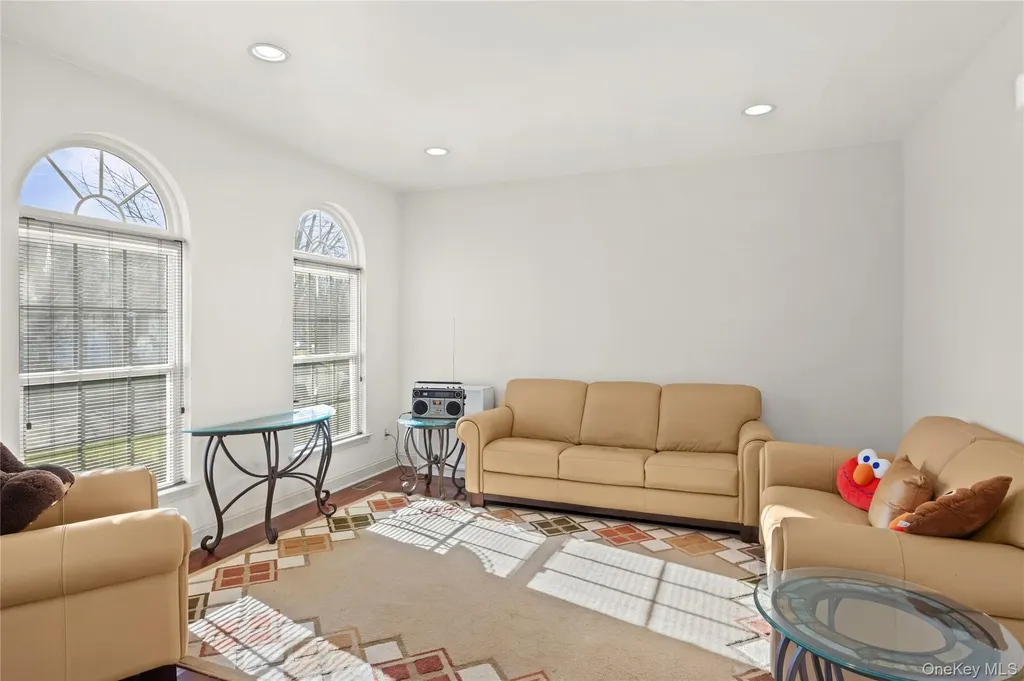 33 Pinehurst Drive Mount Sinai NY 11766