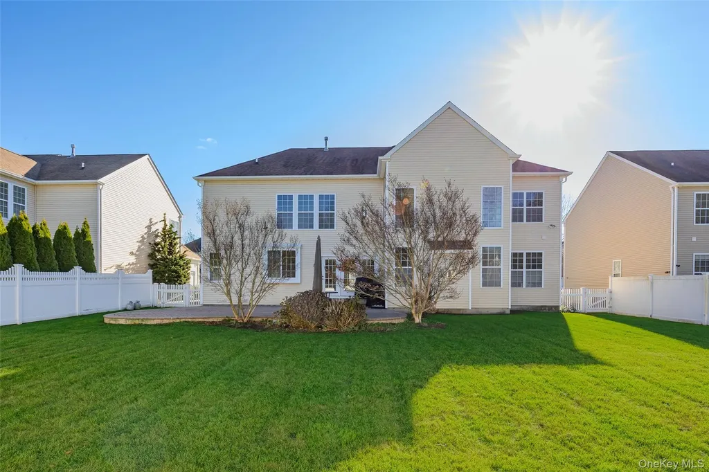 33 Pinehurst Drive Mount Sinai NY 11766