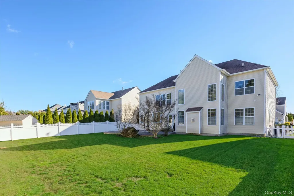 33 Pinehurst Drive Mount Sinai NY 11766