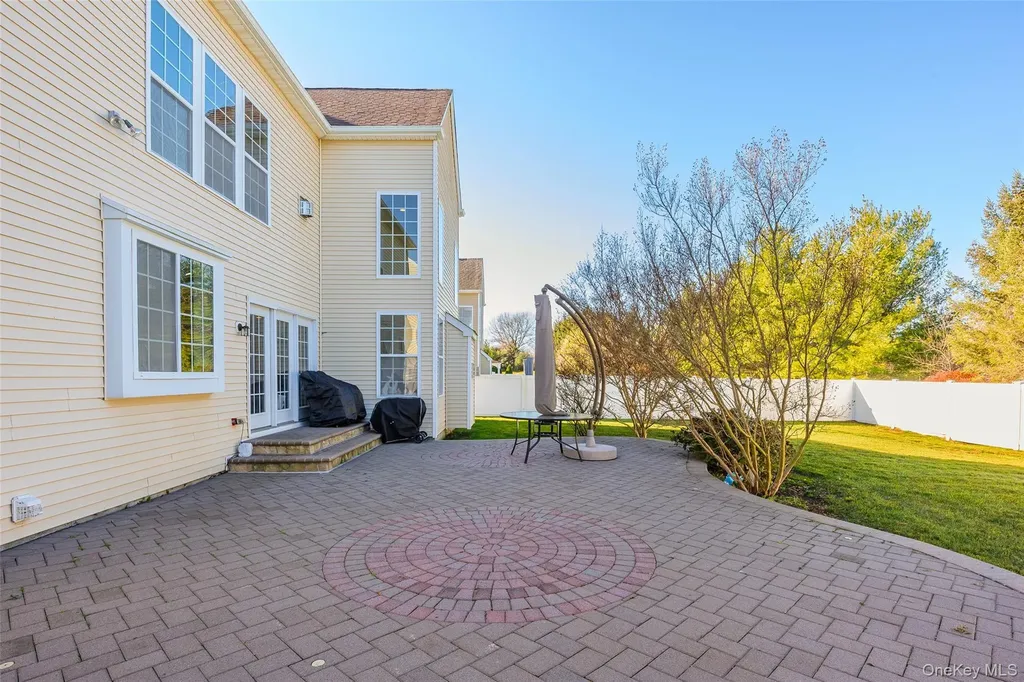 33 Pinehurst Drive Mount Sinai NY 11766