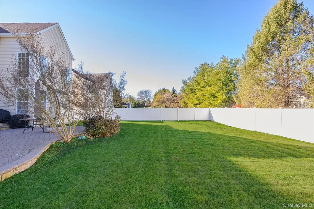 33 Pinehurst Drive Mount Sinai NY 11766
