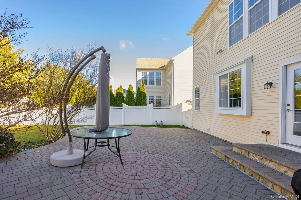 33 Pinehurst Drive Mount Sinai NY 11766