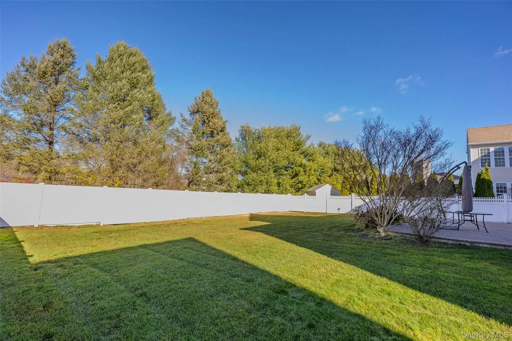 33 Pinehurst Drive Mount Sinai NY 11766