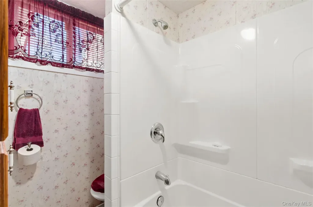 25 45th Street Islip NY 11751