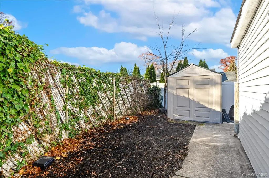 25 45th Street Islip NY 11751