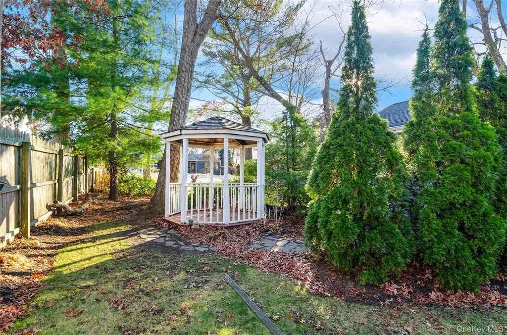25 45th Street Islip NY 11751
