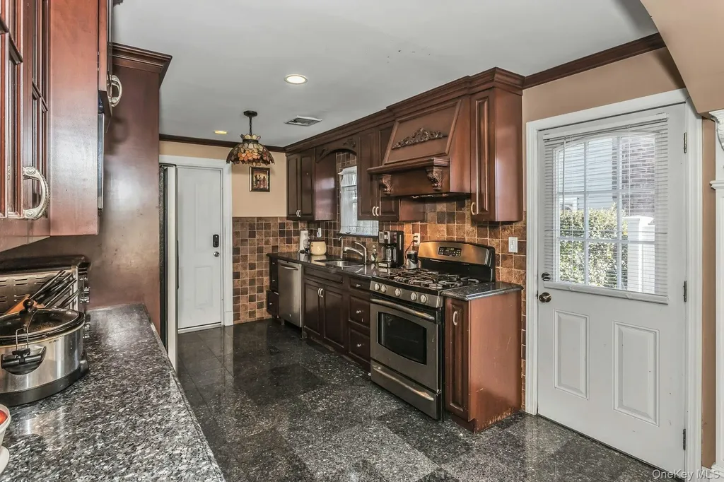 4 Laurette Lane Freeport NY 11520