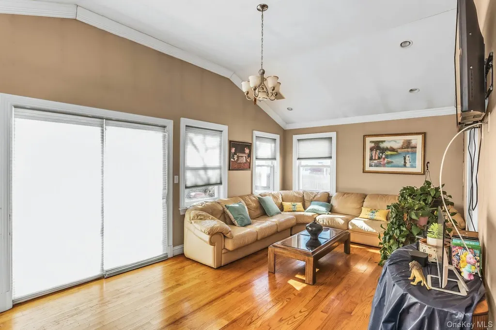 4 Laurette Lane Freeport NY 11520