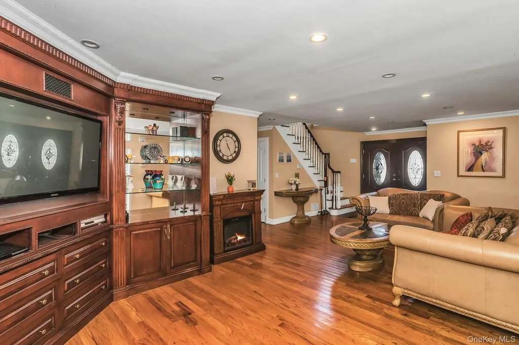 4 Laurette Lane Freeport NY 11520