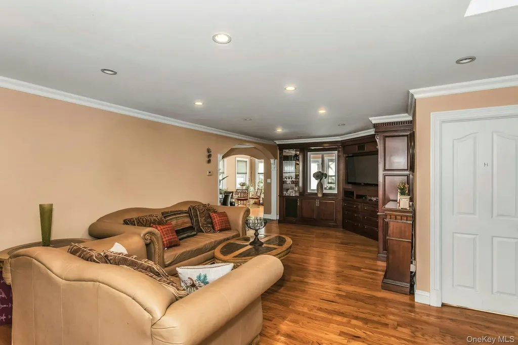 4 Laurette Lane Freeport NY 11520