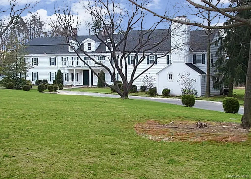 2 Langley Lane Old Westbury NY 11568