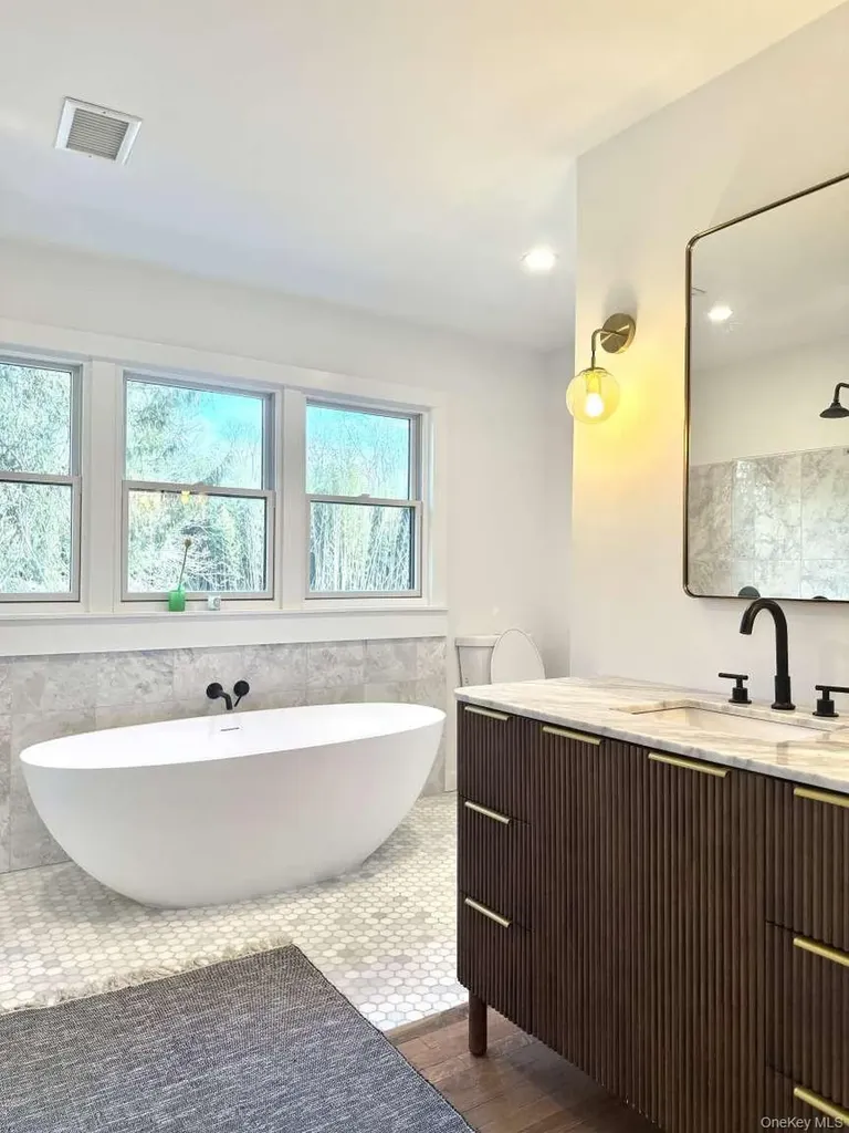 35 Mott Lane Brookhaven NY 11719
