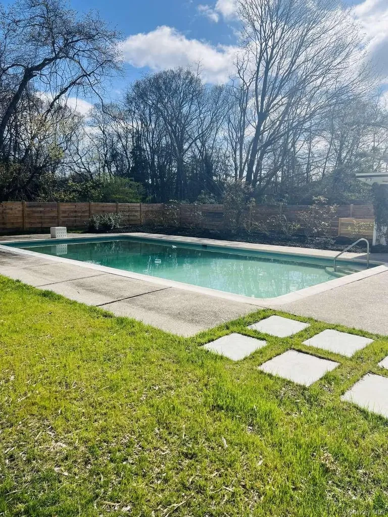 35 Mott Lane Brookhaven NY 11719