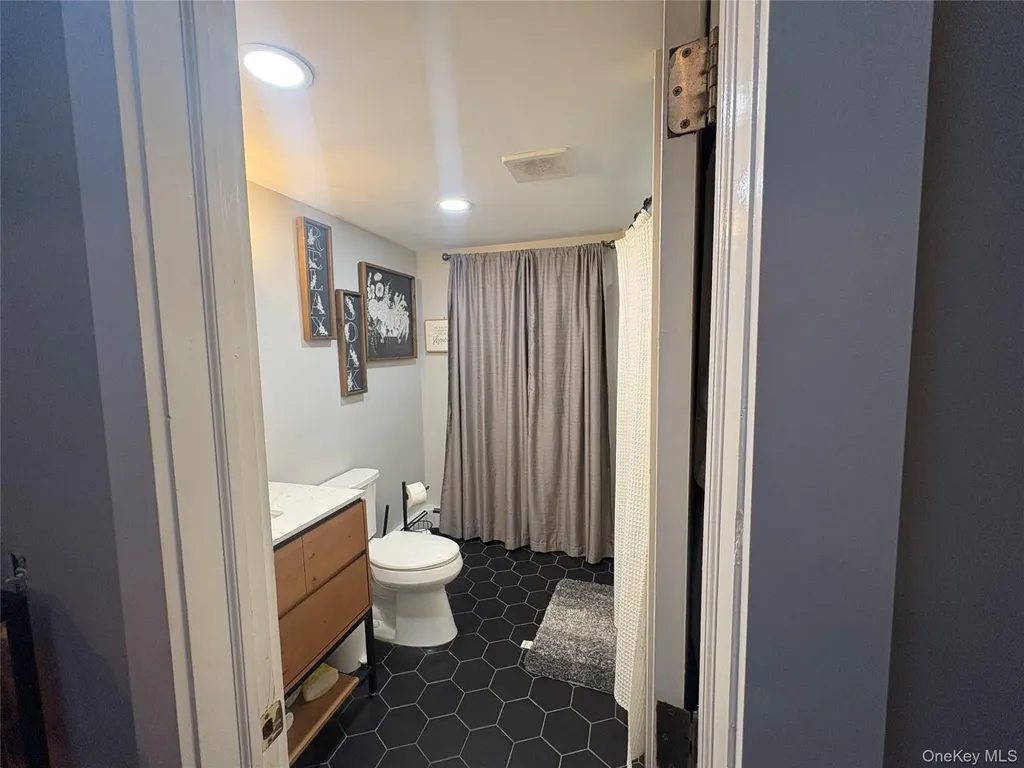 40 Alton Road Babylon NY 11702
