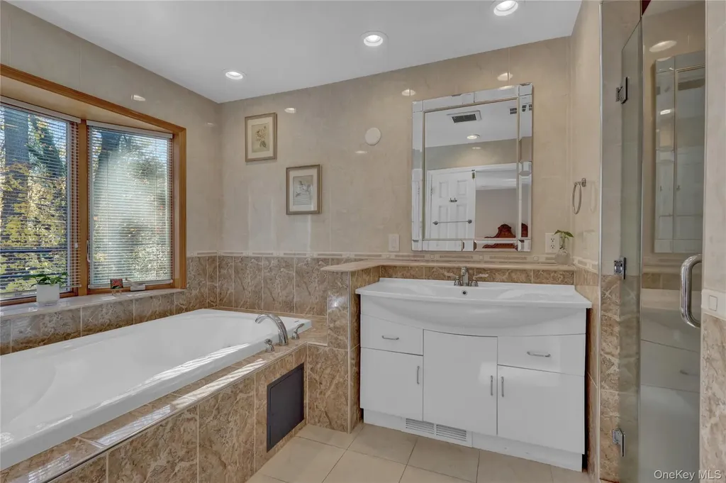 165 Tara Drive Roslyn NY 11576