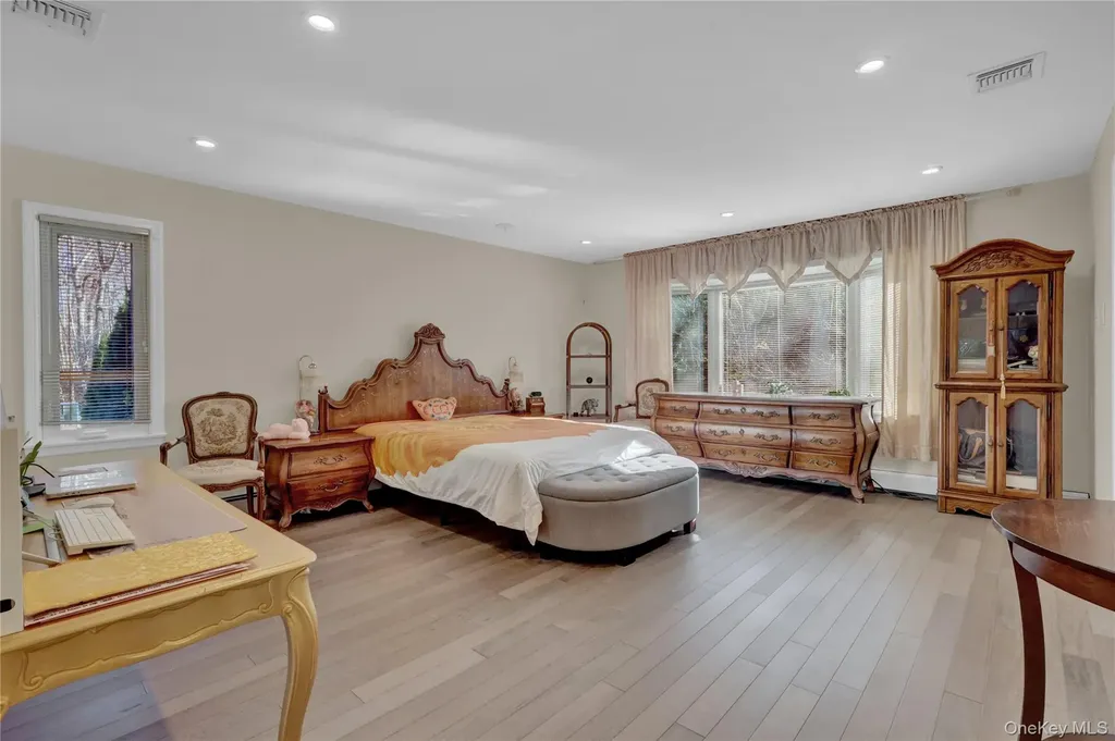 165 Tara Drive Roslyn NY 11576