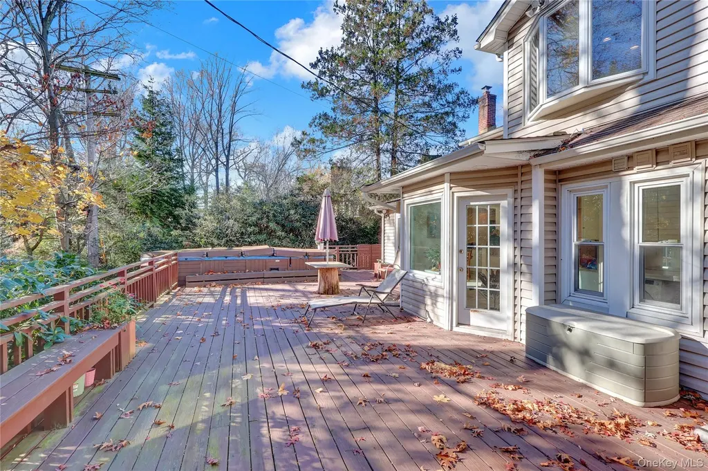 165 Tara Drive Roslyn NY 11576