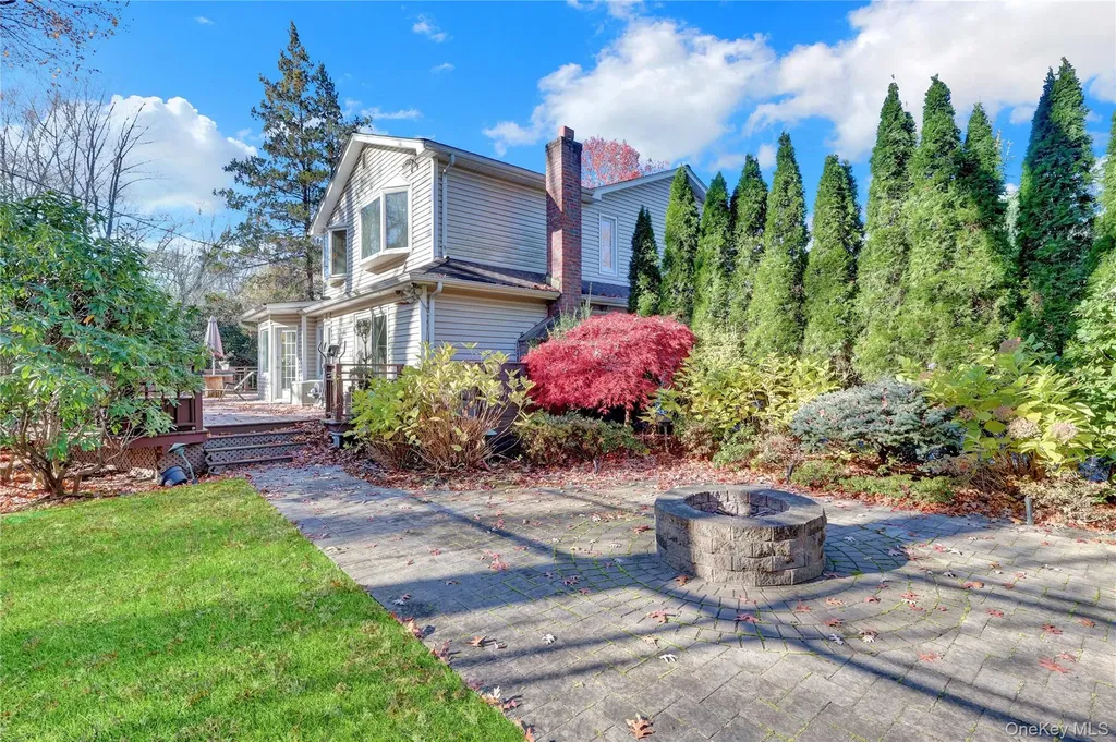 165 Tara Drive Roslyn NY 11576