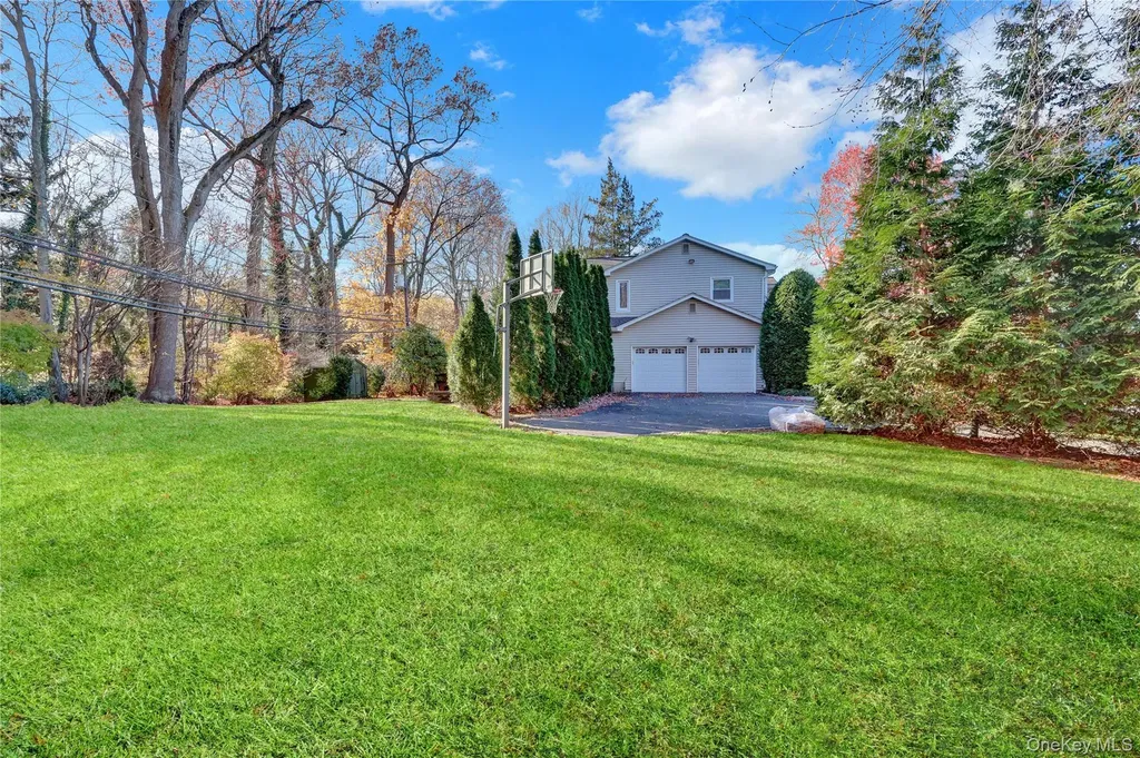 165 Tara Drive Roslyn NY 11576