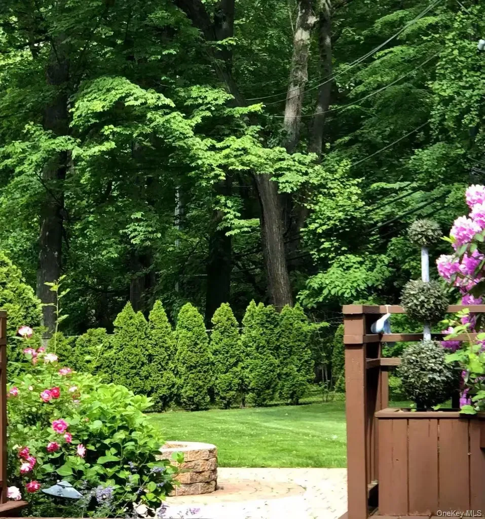 165 Tara Drive Roslyn NY 11576