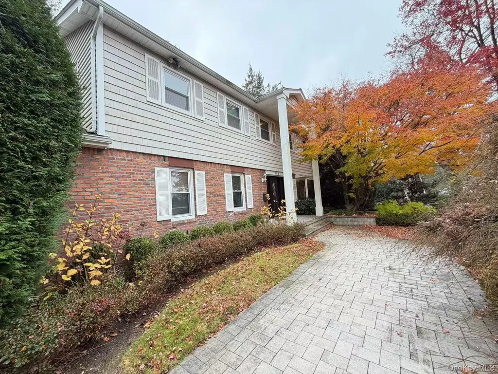 165 Tara Drive Roslyn NY 11576