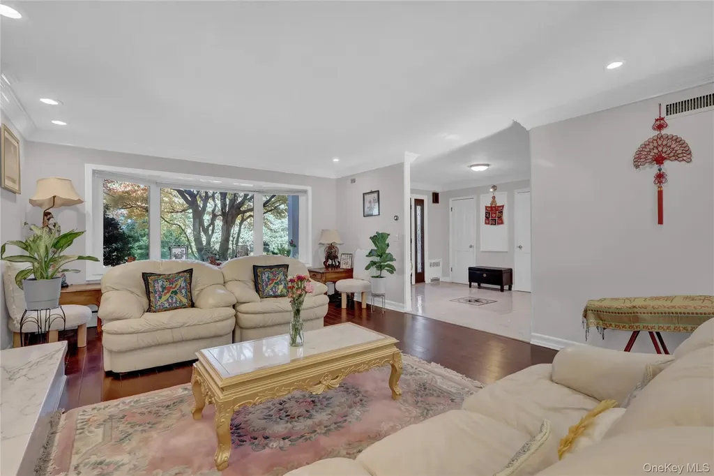 165 Tara Drive Roslyn NY 11576