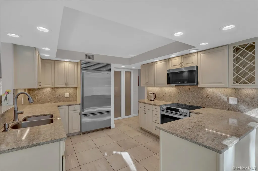 165 Tara Drive Roslyn NY 11576