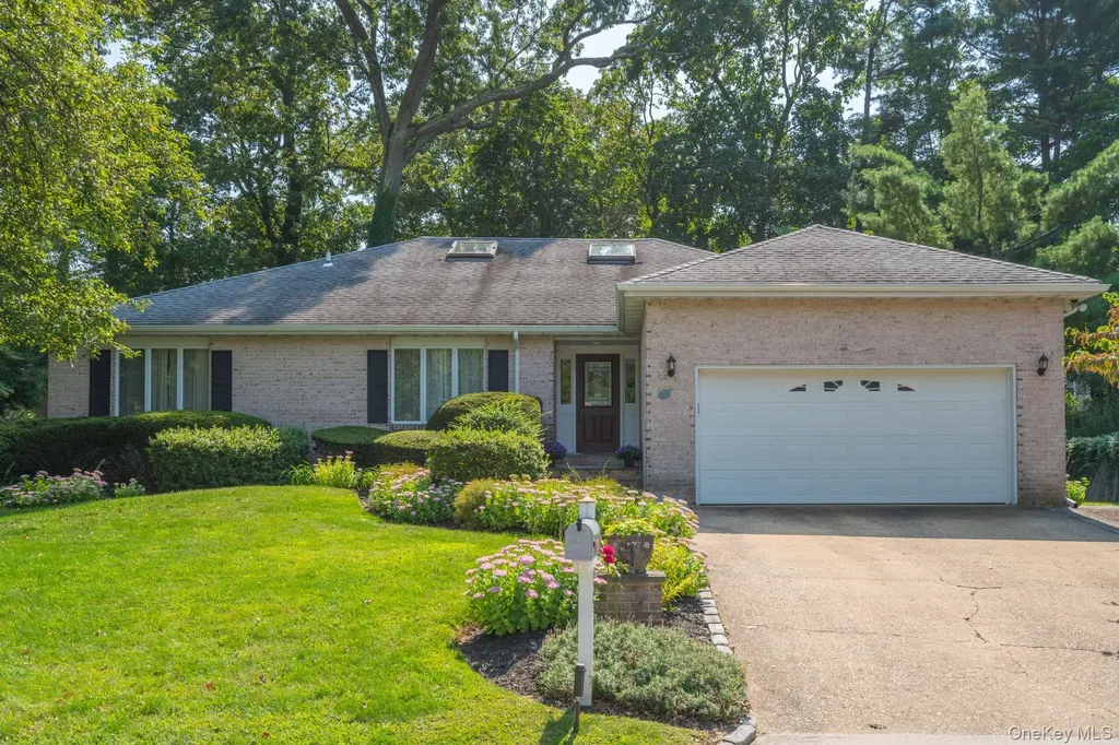 14 Oak Point Drive S Bayville NY 11709