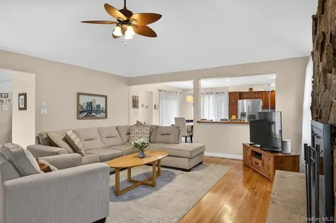 14 Oak Point Drive S Bayville NY 11709