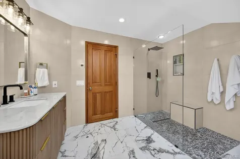 14 Oak Point Drive S Bayville NY 11709