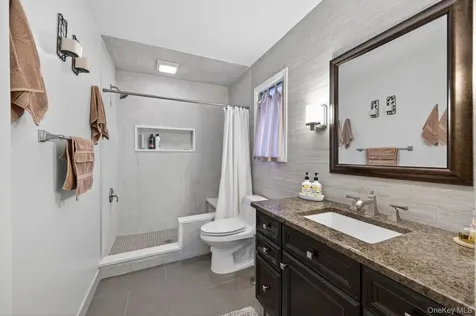 14 Oak Point Drive S Bayville NY 11709