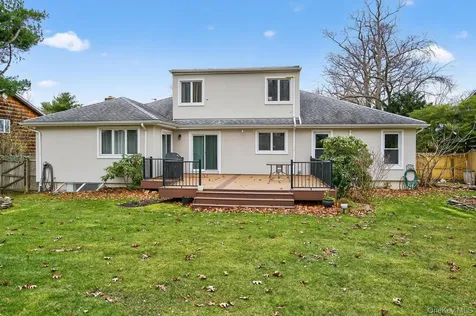 14 Oak Point Drive S Bayville NY 11709