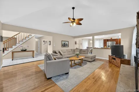 14 Oak Point Drive S Bayville NY 11709