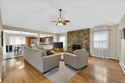 14 Oak Point Drive S Bayville NY 11709