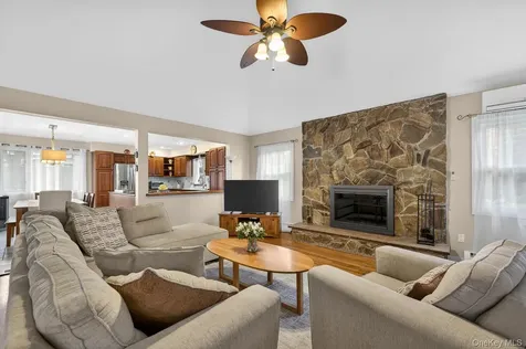 14 Oak Point Drive S Bayville NY 11709