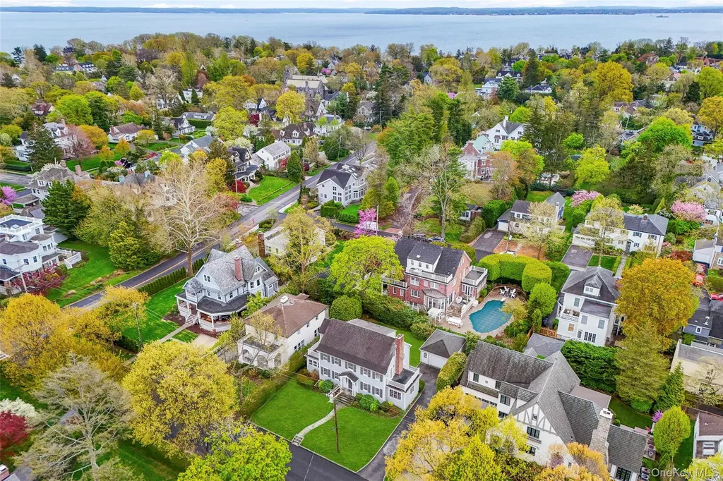 27 Oak Avenue Larchmont NY 10538