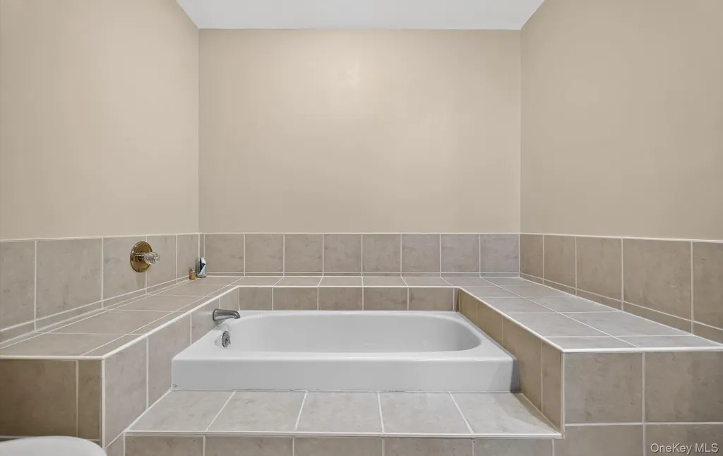 105 Glen Way Syosset NY 11791