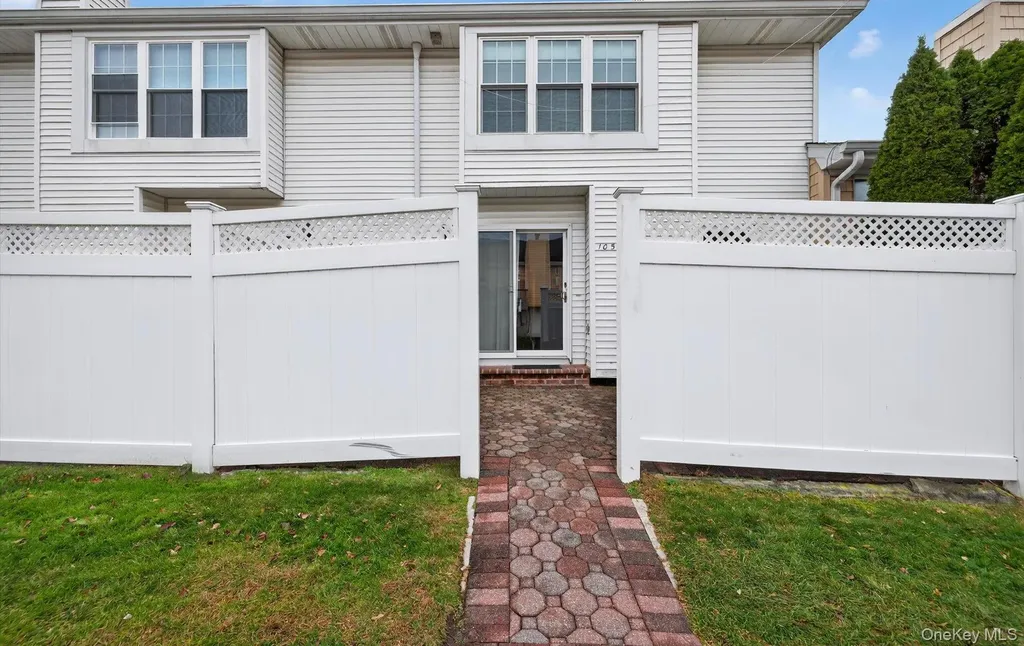 105 Glen Way Syosset NY 11791
