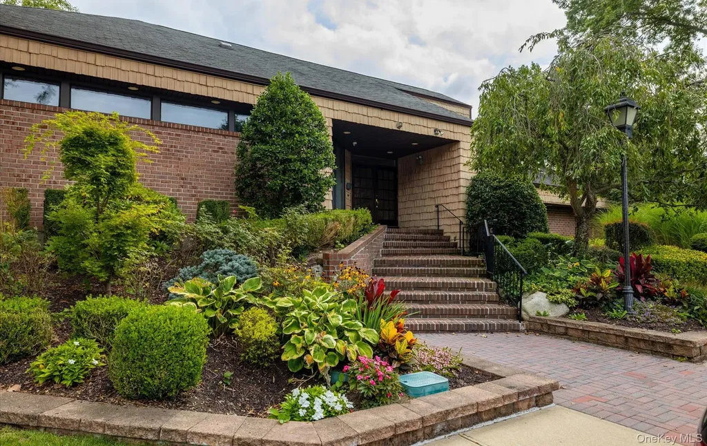 105 Glen Way Syosset NY 11791