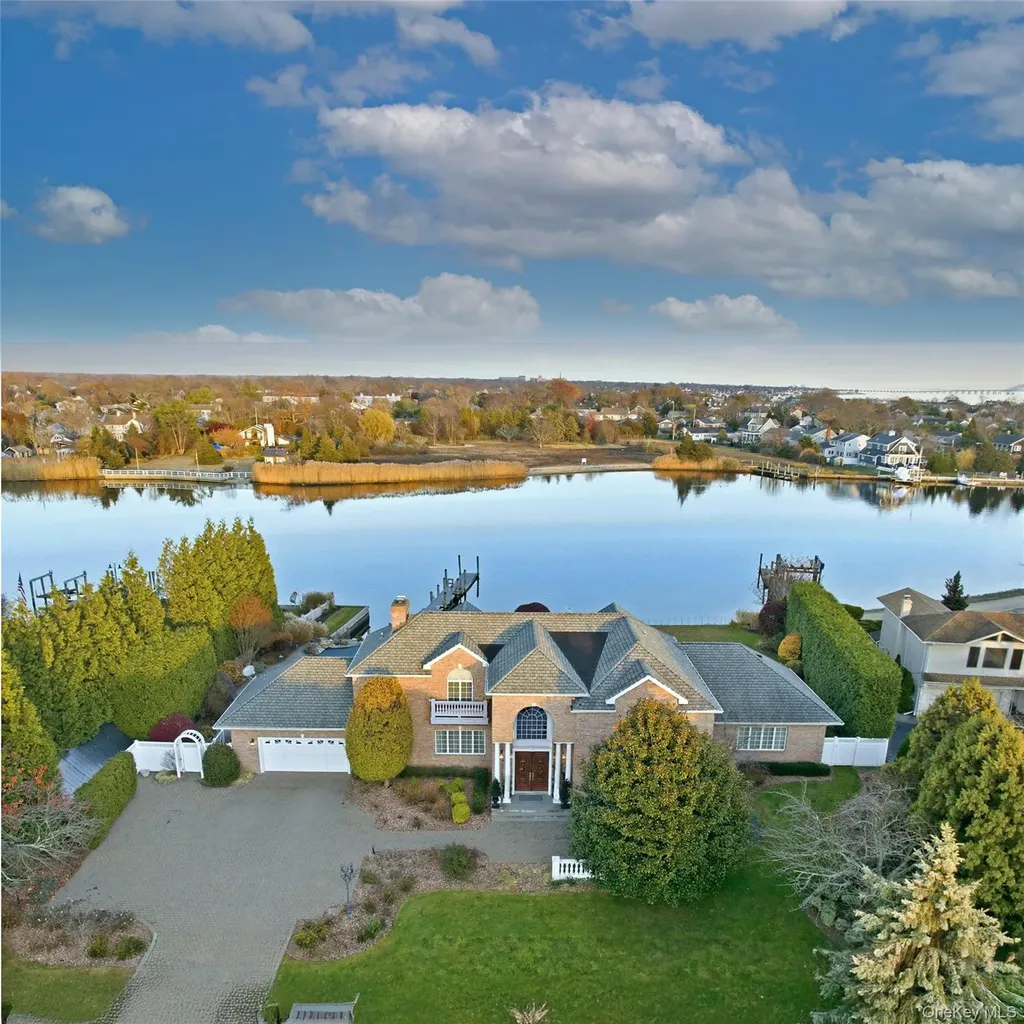 165 Peninsula Drive Babylon NY 11702