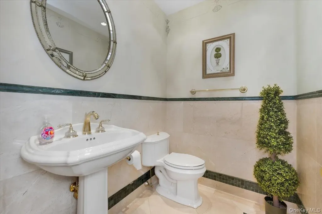 165 Peninsula Drive Babylon NY 11702