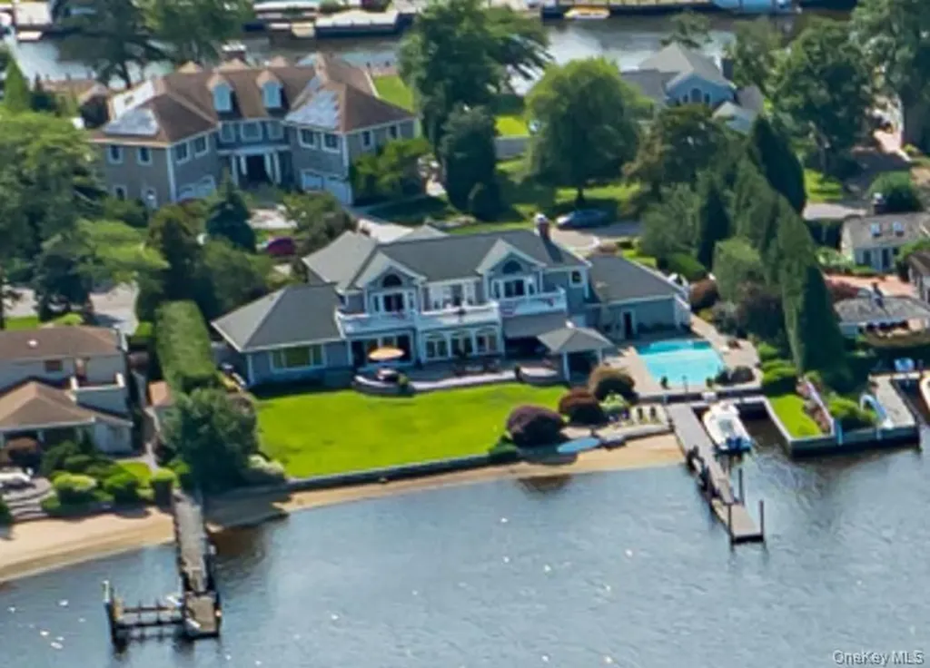 165 Peninsula Drive Babylon NY 11702