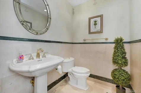 165 Peninsula Drive Babylon NY 11702