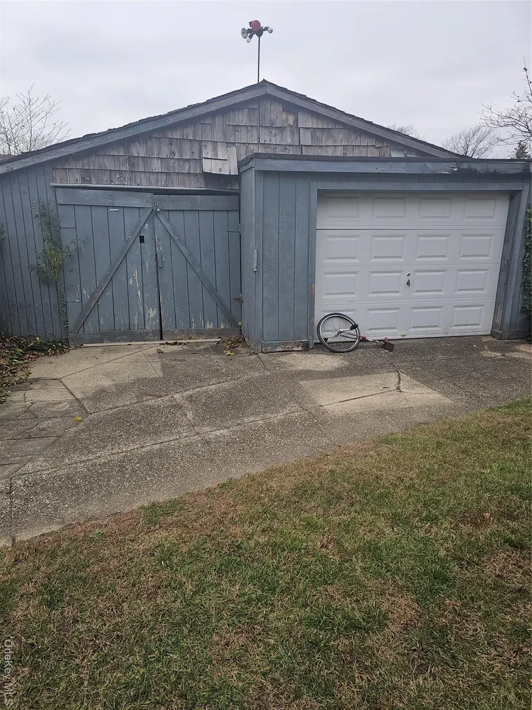 49 Arnold Avenue S West Babylon NY 11704