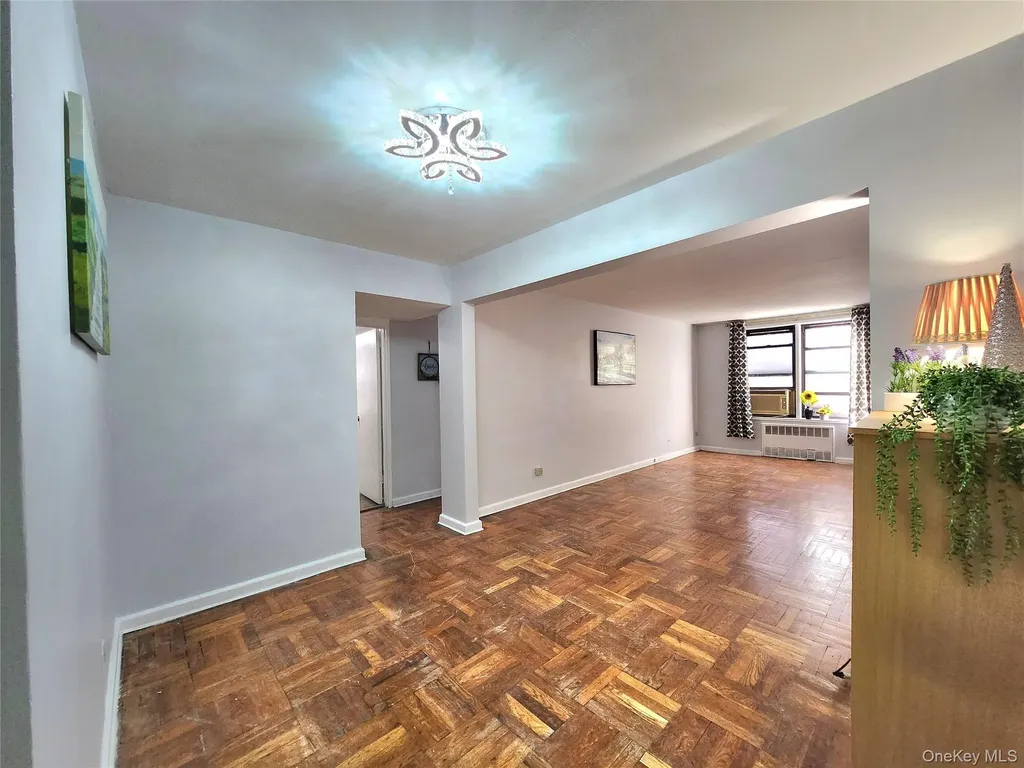 33-27 91 Jackson Heights NY 11372