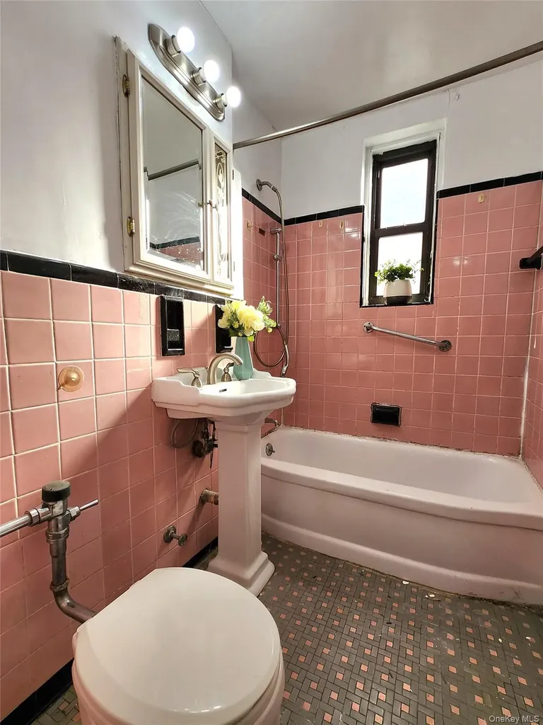 33-27 91 Jackson Heights NY 11372